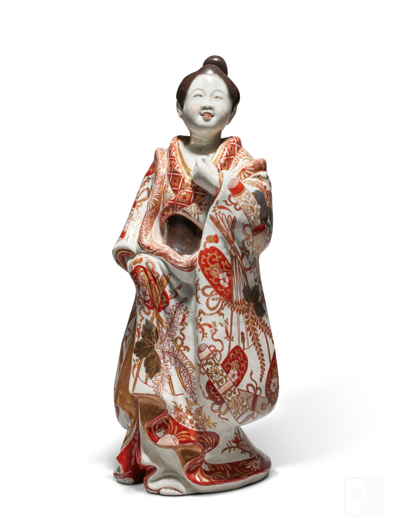 AN IRON-RED AND GILT-DECORATED FIGURE OF A BIJIN  JAPAN, EDO PERIOD, CIRCA 1700 - 图1